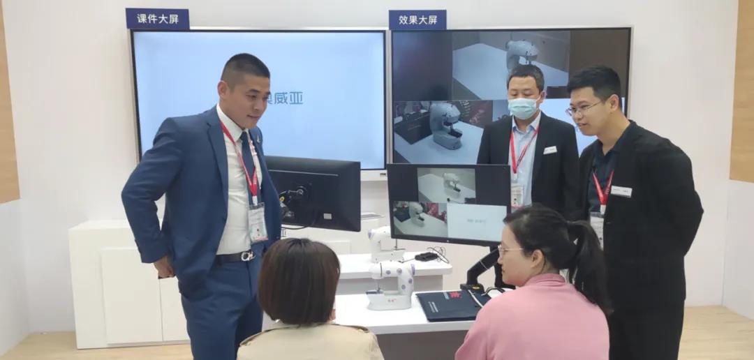 奧威亞智慧實(shí)訓(xùn)空間展區(qū).jpg 奧威亞智慧實(shí)訓(xùn)空間展區(qū).jpg