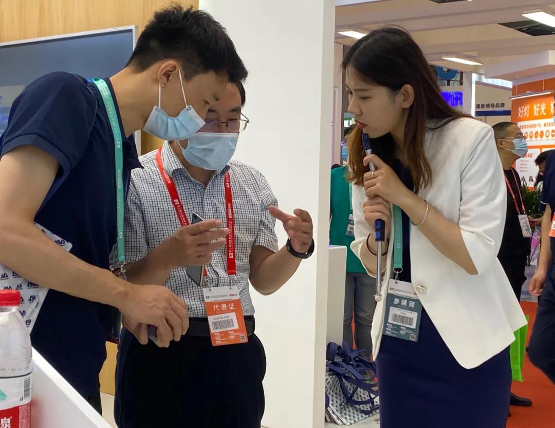 與現(xiàn)場來賓深入探討方案應(yīng)用.jpg 與現(xiàn)場來賓深入探討方案應(yīng)用.jpg