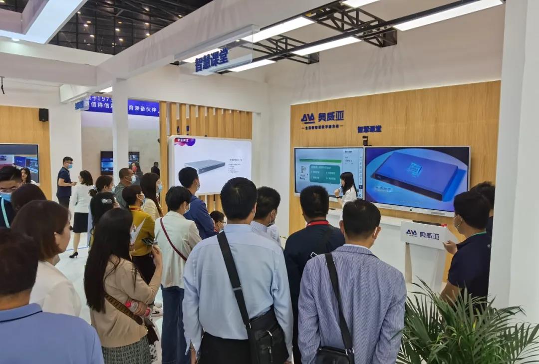 智慧課堂展區(qū)人頭涌動.jpg 智慧課堂展區(qū)人頭涌動.jpg