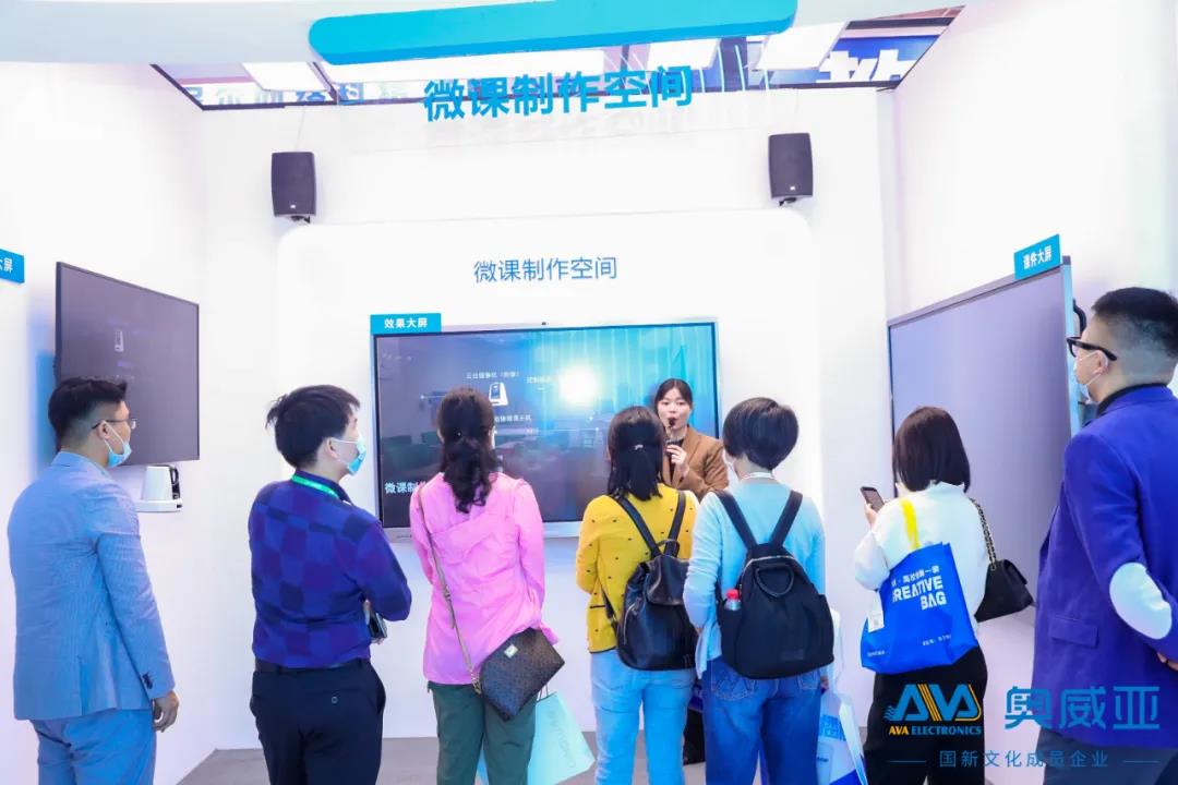 講師為嘉賓講解微課制作空間特色.jpg 講師為嘉賓講解微課制作空間特色.jpg