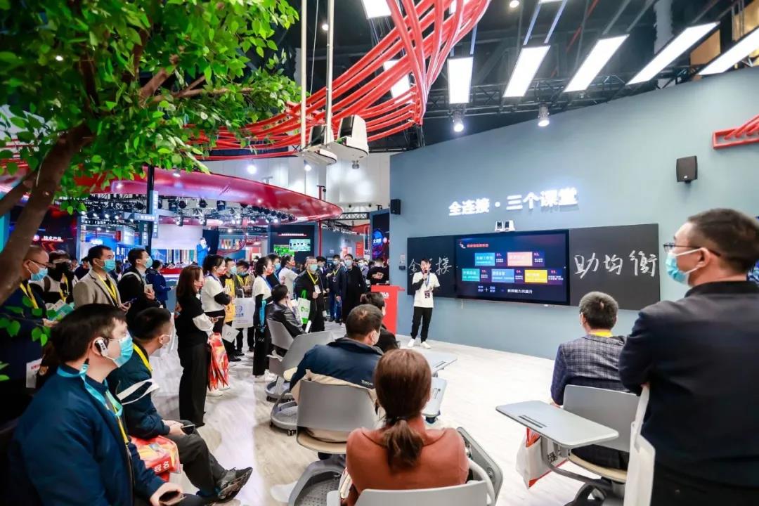 奧威亞獨家冠名第80屆教裝展，“全連接”理念驚艷登場