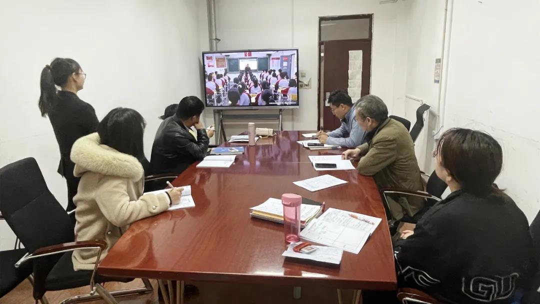 新疆兵團二師華山中學老師觀摩物理學科教學.jpg 新疆兵團二師華山中學老師觀摩物理學科教學.jpg