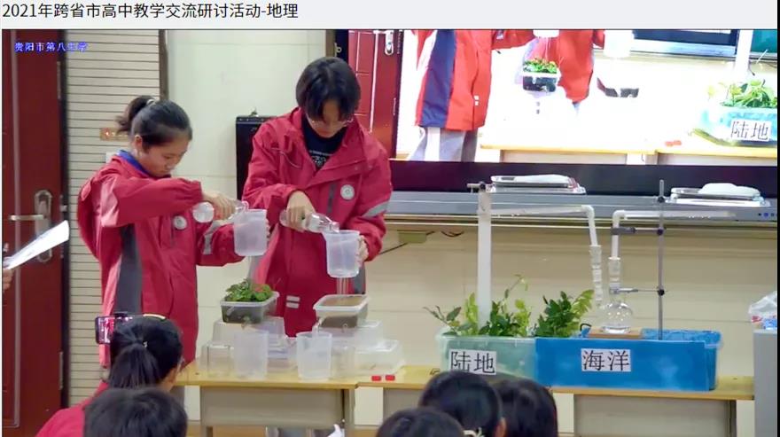 顧尚來老師課上兩名學生正在演示實驗.jpg 顧尚來老師課上兩名學生正在演示實驗.jpg