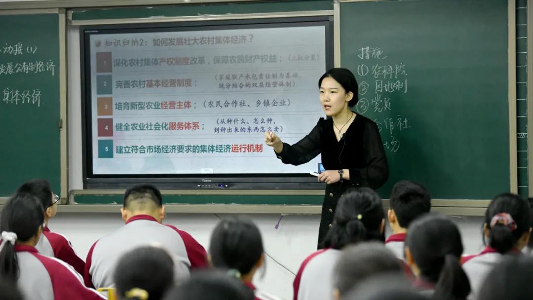 馬煥蘭老師正在進行教學展示.jpg 馬煥蘭老師正在進行教學展示.jpg