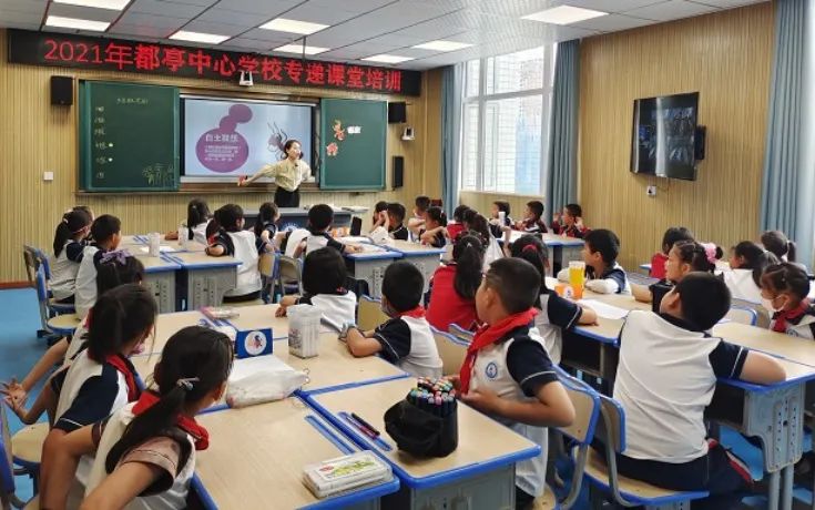 榨木小學、都亭一小的師生通過“專遞課堂”上美術課.jpg 榨木小學、都亭一小的師生通過“專遞課堂”上美術課.jpg