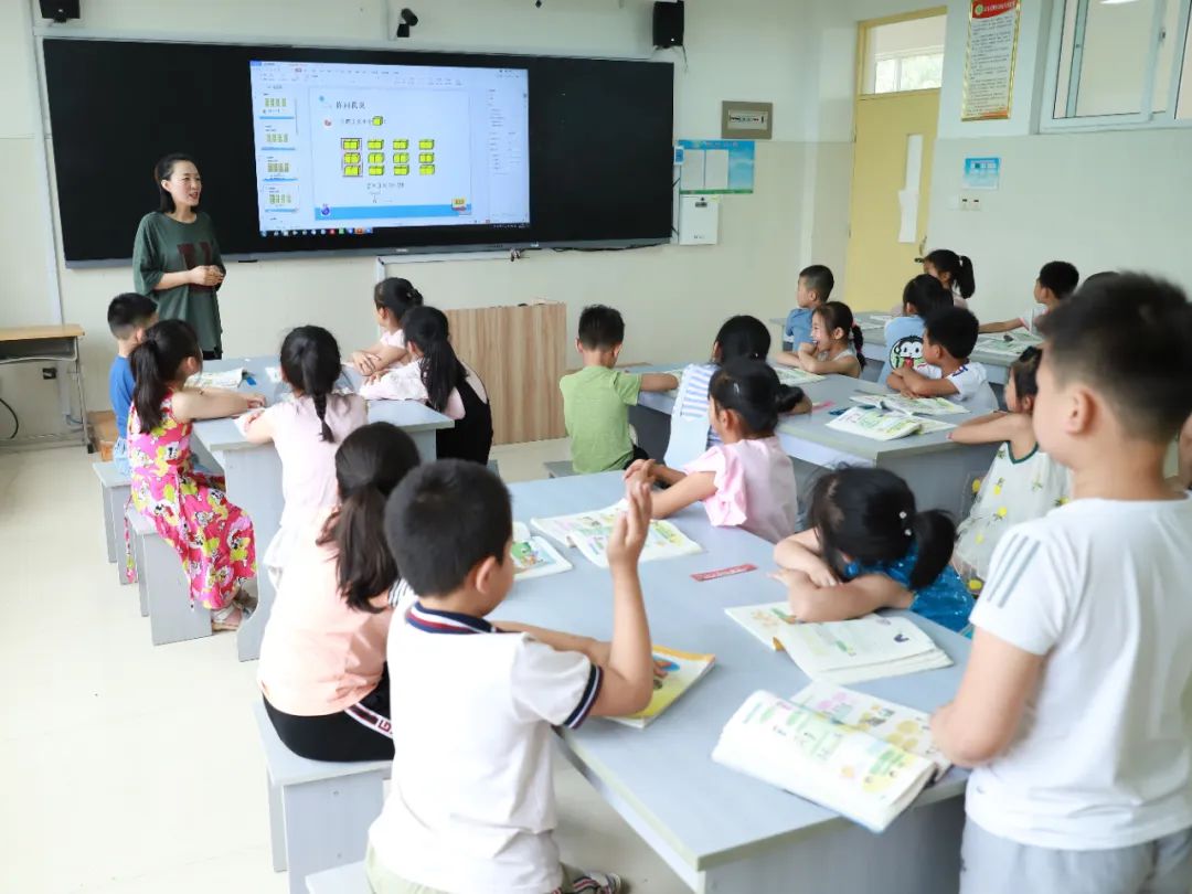 師生課堂趣味互動.jpg 師生課堂趣味互動.jpg