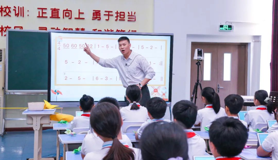 陳晉寧老師的音樂課堂.jpg 陳晉寧老師的音樂課堂.jpg