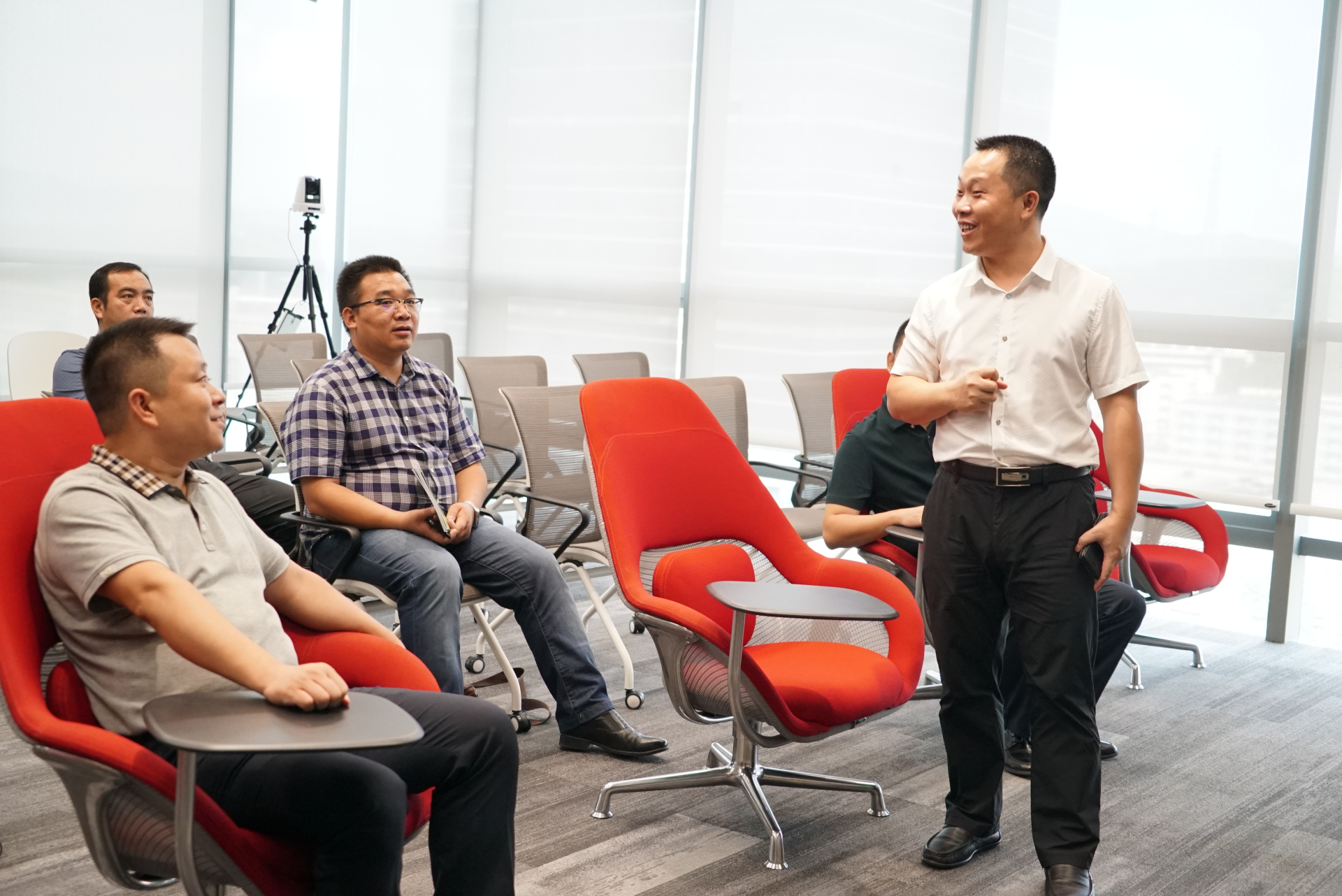 他山之石，可以攻玉——廣西河池副市長鐘洪調(diào)研奧威亞科技創(chuàng)新